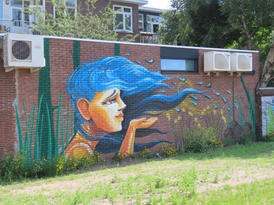915071 Afbeelding van een muurschildering van een vrouw met wapperende haren op de achterzijde van een werkruimte ...